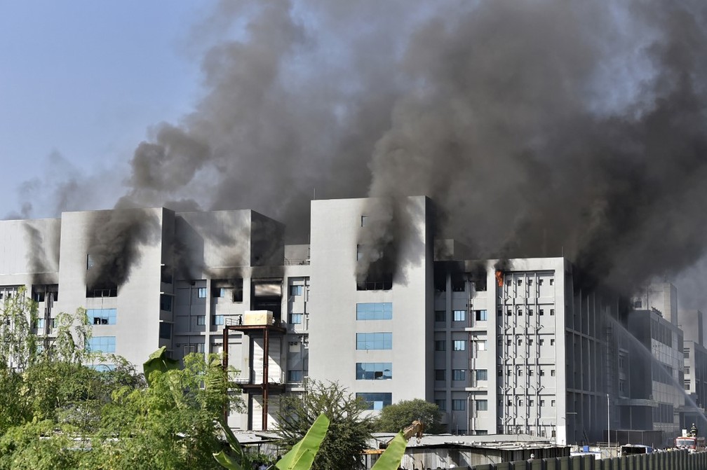 Incêndio em prédios do Instituto Serum, na cidade de Pune, na Índia, em 21 de janeiro de 2021